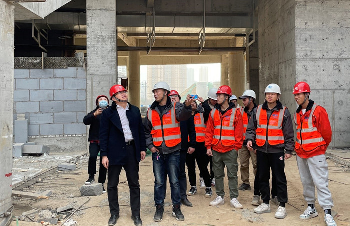 图为公司领导深入项目施工现场_副本.jpg