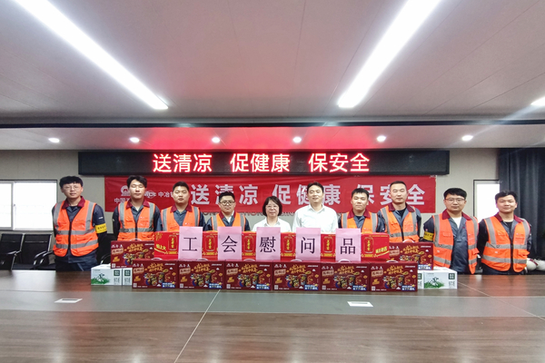 2发放慰问品.jpg
