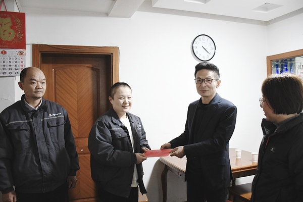 慰问困难职工.jpg