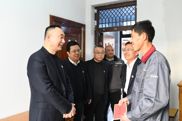 慰问困难党员.jpg